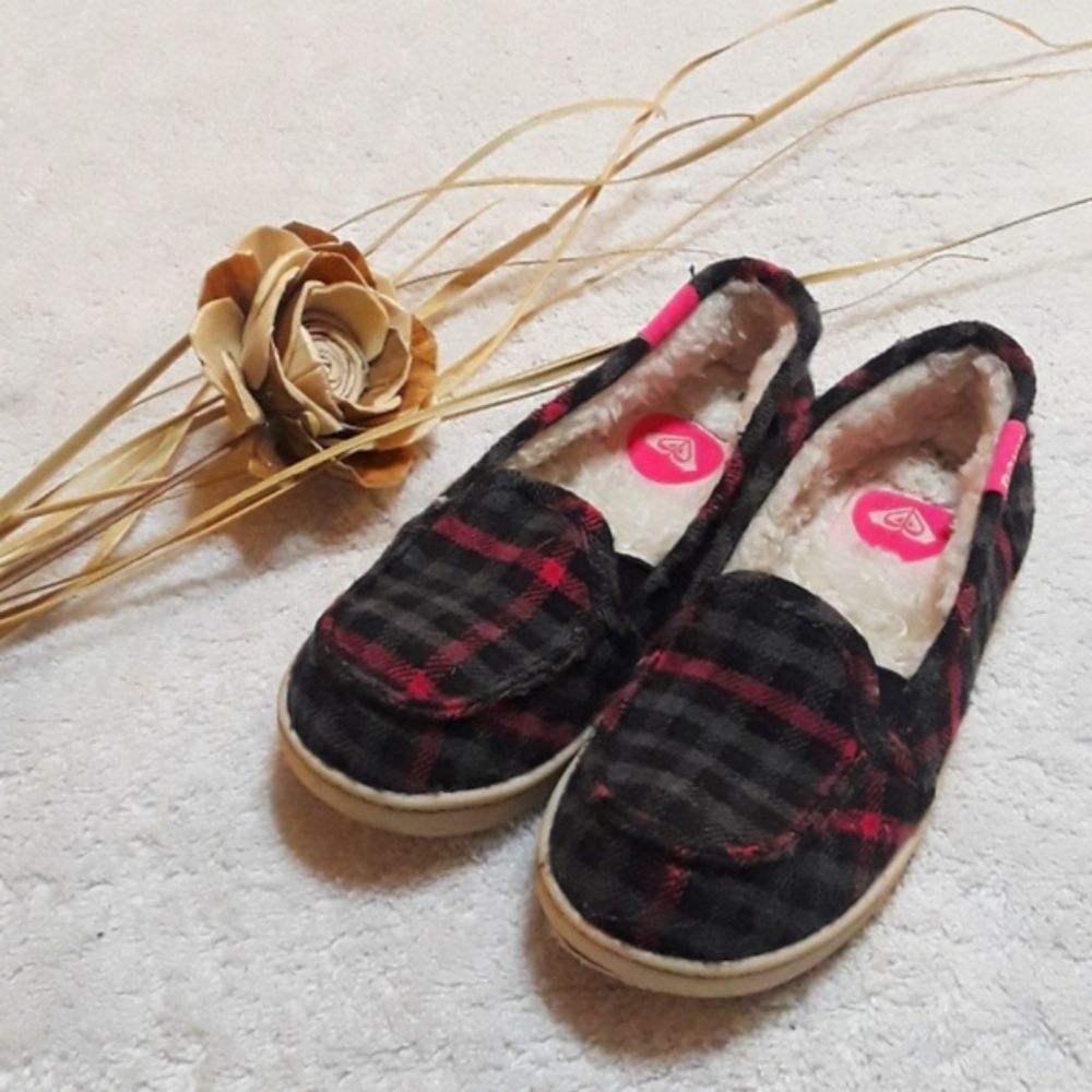 Roxy Soft Plush Plaid Loafers. Girl's Size: 12.